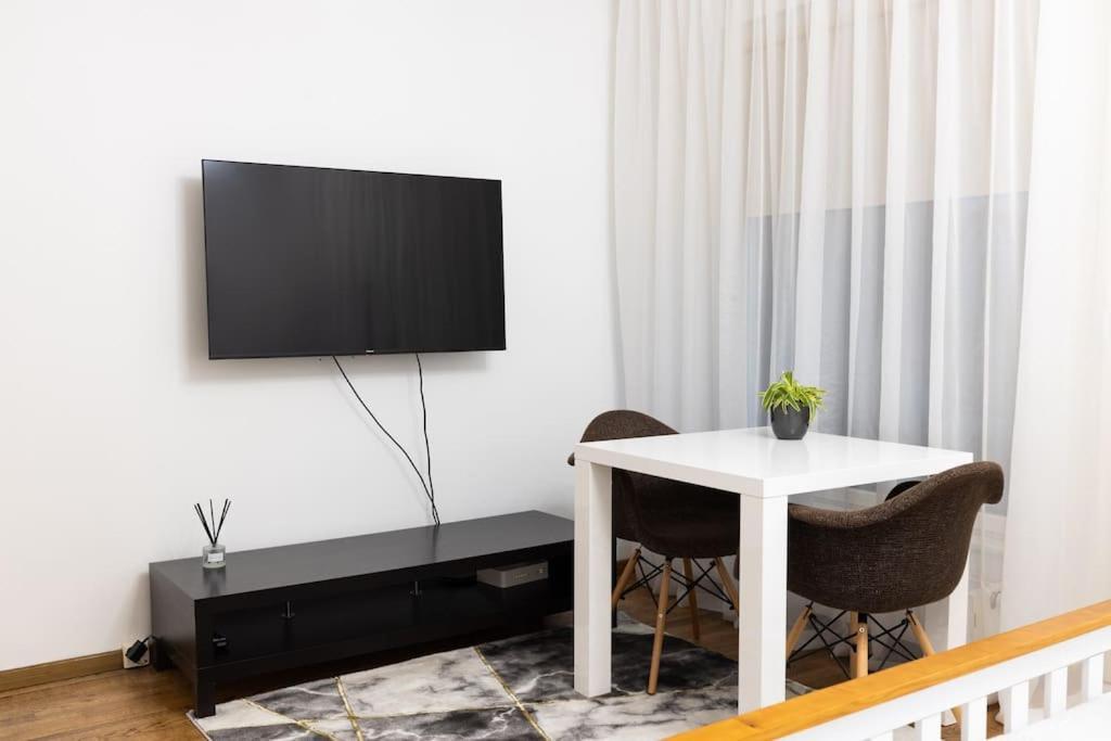 Modern & Cozy Place In The Very Heart Of *